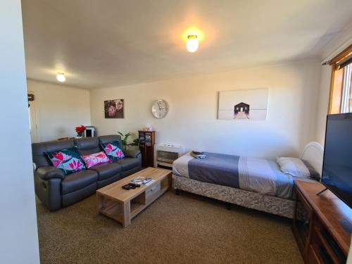 Burnie, Waratah, Unit 1, Free PayTV WiFi Fully Self Contained 1 Queen Bedroom with Seperate Lounge with King Single UNESCO Tarkine Wilderness Cradle Mountain