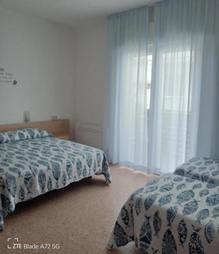 1 queen bed, 2 twin beds