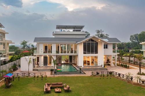 StayVista at The Francolin Farm with Free Breakfast, Infinity Pool & Jacuzzi