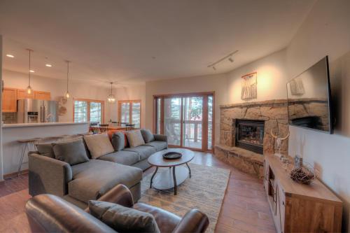 Los Pinos Pine Bough Condo: Walk to the Lifts, Close to Town - Apartment - Breckenridge