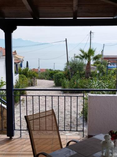View, Takis Haikos House two minutes walk to the beach Peroulia in Koroni