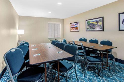 La Quinta Inn & Suites by Wyndham Hillsboro