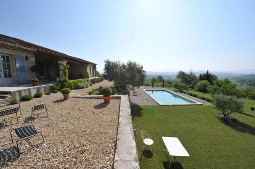 In Gordes, facing the entire Luberon Park a beautiful 5 bedrooms house