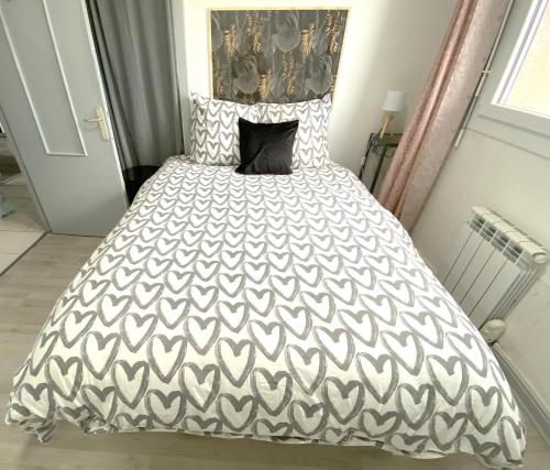 Le cafe charmant, appartement dans immeuble avec parking barriere, balcon