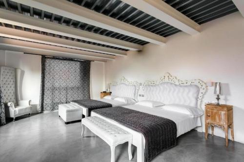 2 queen beds, 1 twin bed