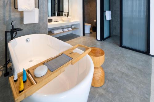 Executive Suite image 8
