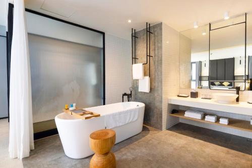 Executive Suite image 7
