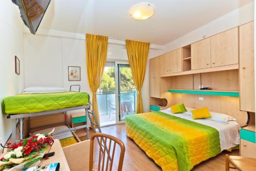 Family Room (2 Adults + 2 Children)