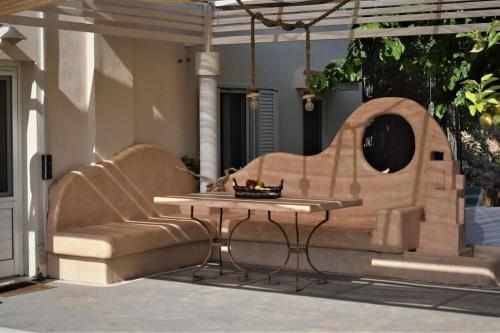 Létesítmények, Dolichi House in Karpovoulos