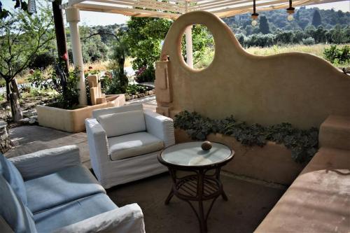 A környék, Dolichi House in Karpovoulos