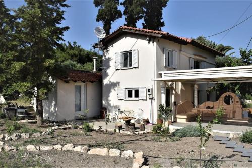 Dolichi House in Karpovoulos