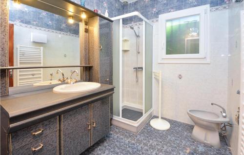Bathroom, Lovely Home In Les Salles Du Gardon in Les Salles-Du-Gardon