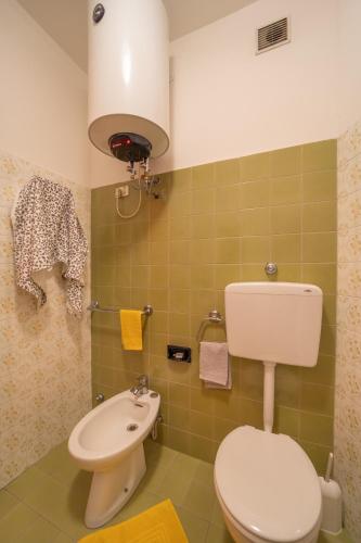 One-Bedroom Apartment image 9