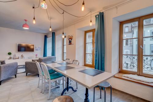 Stay Swiss - 3 bedrooms Apartment in old town "Broadway" & " By the River"