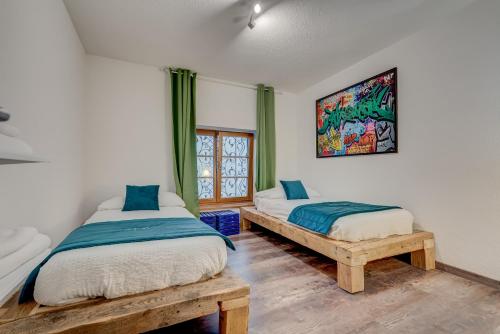 Stay Swiss - 3 bedrooms Apartment in old town "Broadway" & " By the River"