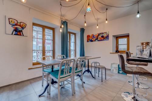 Stay Swiss - 3 bedrooms Apartment in old town "Broadway" & " By the River"