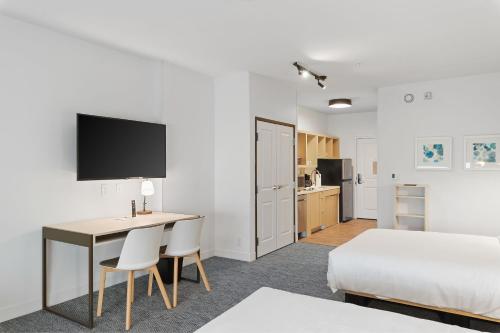 2 queen beds, 1 sofa bed