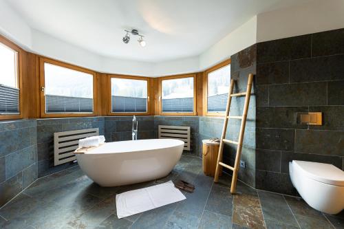 Vannas istaba, Wellness Aparthotel "Lechlife" incl Aussen und Innenpool - 400m zum LIFT in Holz