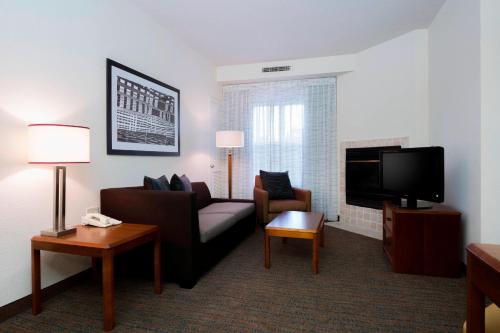 1 king bed, 1 sofa bed