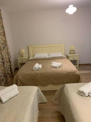 1 king bed, 2 twin beds