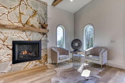 Mountain Valley Revival - Brand New Renovations, Close To Town, Panoramic Mountain Views!! cabin in Pigeon Forge, USA