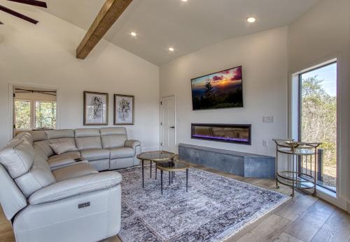 Mountain Valley Revival - Brand New Renovations Close To Town Panoramic Mountain Views!! cabin - image 11