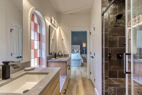 Mountain Valley Revival - Brand New Renovations Close To Town Panoramic Mountain Views!! cabin - image 3