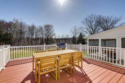 Massachusetts Vacation Rental with Deck in Easthampton, USA