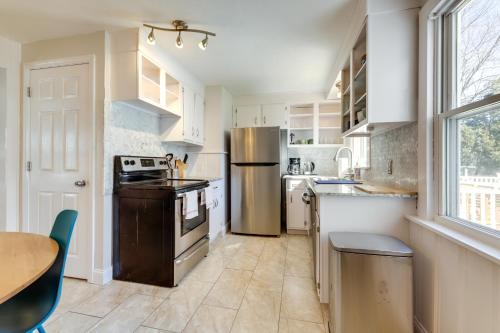 Massachusetts Vacation Rental with Deck in Easthampton, USA