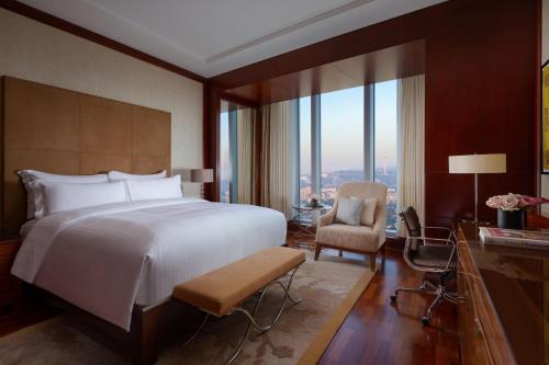 Deluxe Room, Guest Room, One King, City & Mountain View