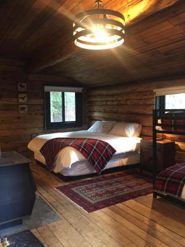 1 king bed, 2 bunk beds