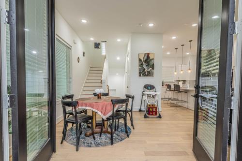 Cozy Duplex Mins to DT/ MCTR, free wi-fi/ Parking in Houston, USA