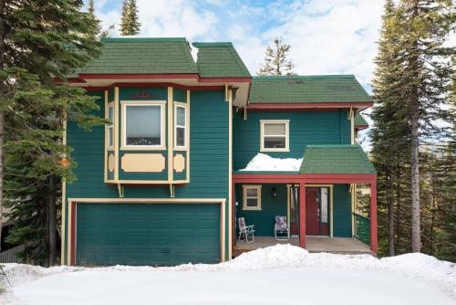 Vacation Homes by The Bulldog- Berker's Suite A - Apartment - Silver Star Mountain