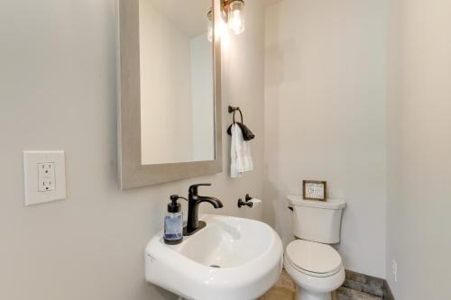 Screened Porch and On-Site Trails Glenville Cottage