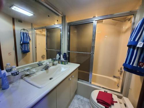 COZY CONDO OCEAN 3xDECK YACHT in Brooklyn, USA