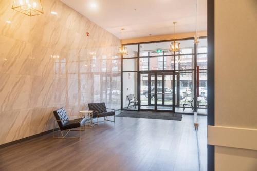 Modern Ground Level 3 bed 2 bath Condo with Free Parking in Surrey, Canada
