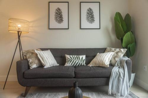 Modern Ground Level 3 bed 2 bath Condo with Free Parking in Surrey, Canada