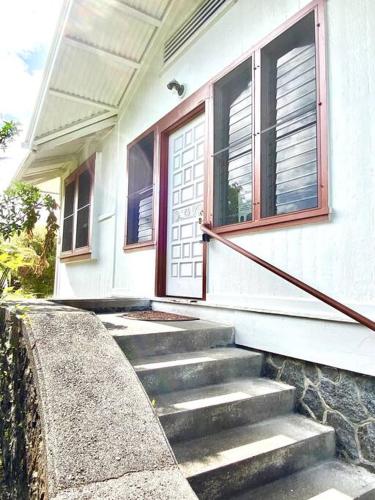 YOUR HILO HOMEBASE - Lovely 3 Bedroom in Heart of Hilo with AC!