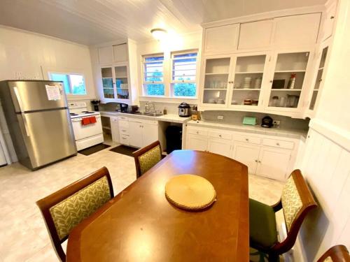 YOUR HILO HOMEBASE - Lovely 3 Bedroom in Heart of Hilo with AC! in Hilo
