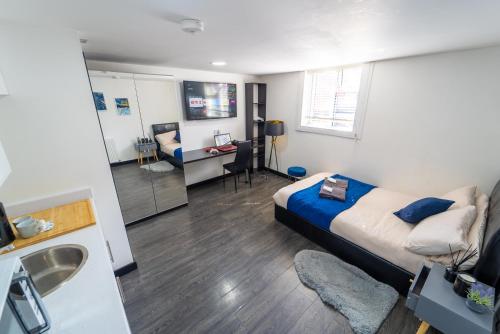 Equipped studios near QE in GuestHouse 10minute train journey to the city!