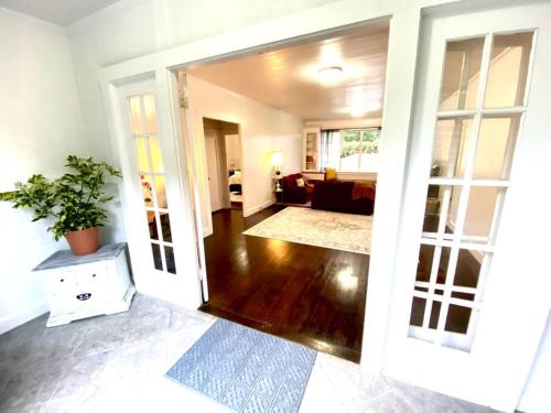 YOUR HILO HOMEBASE - Lovely 3 Bedroom in Heart of Hilo with AC!
