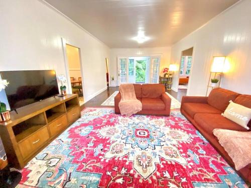 YOUR HILO HOMEBASE - Lovely 3 Bedroom in Heart of Hilo with AC!