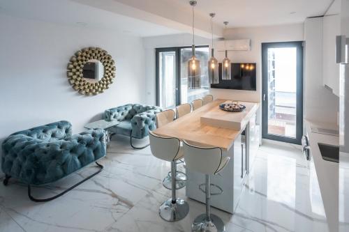 Luxury by the Sea, Năvodari
