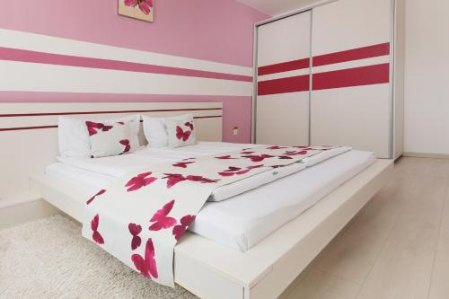 Brasov Holiday Apartments - image 13