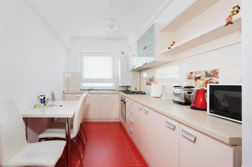 Coral Apartment with Balcony image 4
