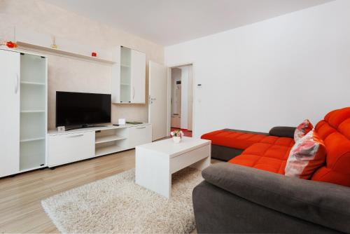 Coral Apartment with Balcony image 7