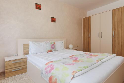 Coral Apartment with Balcony image 8