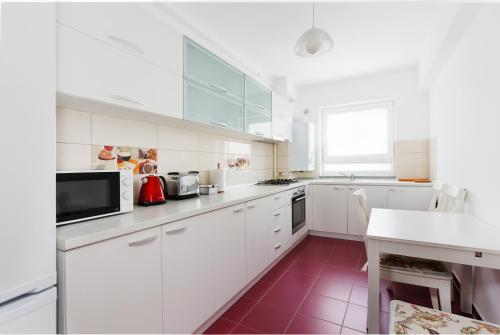 Magenta Apartment with Balcony image 7