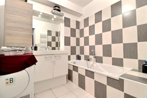 Bathroom, Oasis design grand T3 au calme a Frejus avec jardin prive in Cais