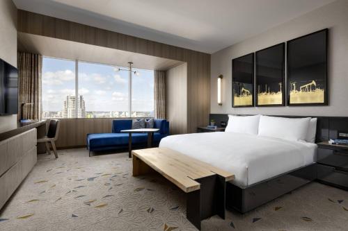 Deluxe Guest Room with King Bed and City View